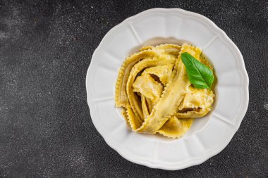 Pappardelle makarnası ana yemek aperatifi sebze tabağı taze gurme yemek arkaplanı masa rustik gıda üst görünümü fotokopi alanı