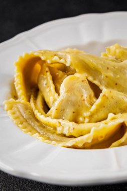 Pappardelle makarnası ana yemek aperatifi sebze tabağı taze gurme yemek arkaplanı masa rustik gıda üst görünümü fotokopi alanı