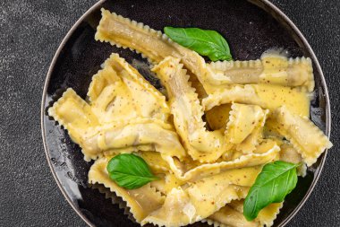 Pappardelle makarnası ana yemek aperatifi sebze tabağı taze gurme yemek arkaplanı masa rustik gıda üst görünümü fotokopi alanı