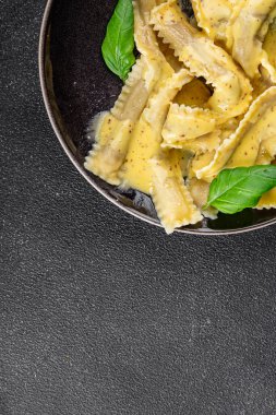 Pappardelle makarnası ana yemek aperatifi sebze tabağı taze gurme yemek arkaplanı masa rustik gıda üst görünümü fotokopi alanı