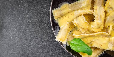 Pappardelle makarnası ana yemek aperatifi sebze tabağı taze gurme yemek arkaplanı masa rustik gıda üst görünümü fotokopi alanı