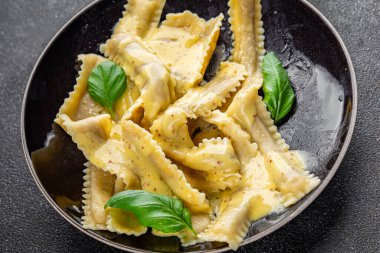 Pappardelle makarnası ana yemek aperatifi sebze tabağı taze gurme yemek arkaplanı masa rustik gıda üst görünümü fotokopi alanı