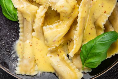 Pappardelle makarnası ana yemek aperatifi sebze tabağı taze gurme yemek arkaplanı masa rustik gıda üst görünümü fotokopi alanı