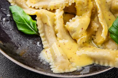 Pappardelle makarnası ana yemek aperatifi sebze tabağı taze gurme yemek arkaplanı masa rustik gıda üst görünümü fotokopi alanı