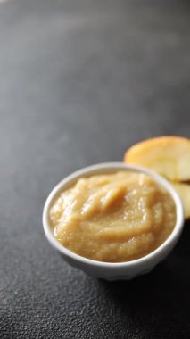Elma püresi doğal meyve lezzetli taze gurme yemek masa arkası yemek üst görünüm uzay keto ve paleo diyet vejetaryen ve vejetaryen gıda