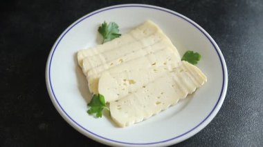 Peynirli tartiflette dilimi yumuşak peynirli lezzetli gurme yemek arkaplanı masa rustik yiyeceklerin üst görüntüsü fotokopi alanı