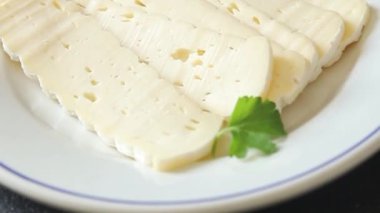 Peynirli tartiflette dilimi yumuşak peynirli lezzetli gurme yemek arkaplanı masa rustik yiyeceklerin üst görüntüsü fotokopi alanı