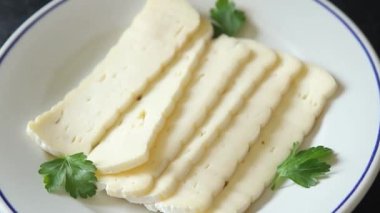 Peynirli tartiflette dilimi yumuşak peynirli lezzetli gurme yemek arkaplanı masa rustik yiyeceklerin üst görüntüsü fotokopi alanı