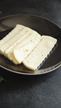 Peynirli tartiflette dilimi yumuşak peynirli lezzetli gurme yemek arkaplanı masa rustik yiyeceklerin üst görüntüsü fotokopi alanı