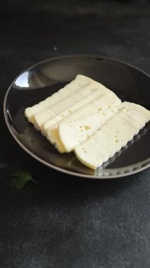 Peynirli tartiflette dilimi yumuşak peynirli lezzetli gurme yemek arkaplanı masa rustik yiyeceklerin üst görüntüsü fotokopi alanı