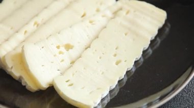 Peynirli tartiflette dilimi yumuşak peynirli lezzetli gurme yemek arkaplanı masa rustik yiyeceklerin üst görüntüsü fotokopi alanı