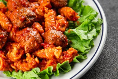 Köfte, makarna, domates, lezzetli yemek, gurme yemek arka planı, masa, rustik yiyecekler, fotokopi alanı.