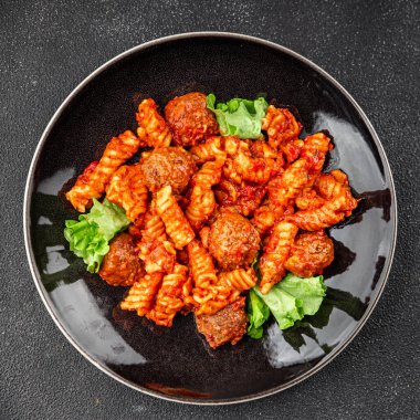 Köfte, makarna, domates, lezzetli yemek, gurme yemek arka planı, masa, rustik yiyecekler, fotokopi alanı.