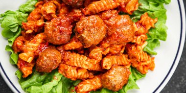 Köfte, makarna, domates, lezzetli yemek, gurme yemek arka planı, masa, rustik yiyecekler, fotokopi alanı.