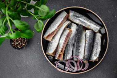 Sardalya balığı tuzlu gurme yemek arkaplanı rustik yemek üst görünüm kopyalama alanı