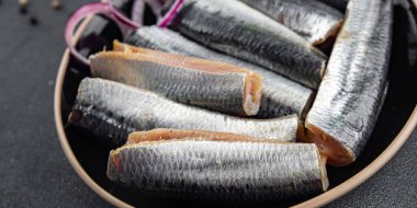 Sardalya balığı tuzlu gurme yemek arkaplanı rustik yemek üst görünüm kopyalama alanı