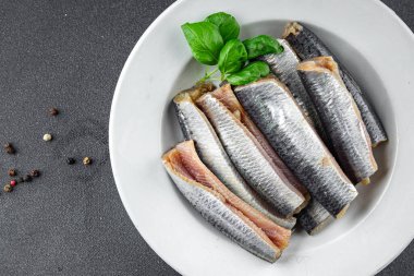 Sardalya balığı tuzlu gurme yemek arkaplanı rustik yemek üst görünüm kopyalama alanı