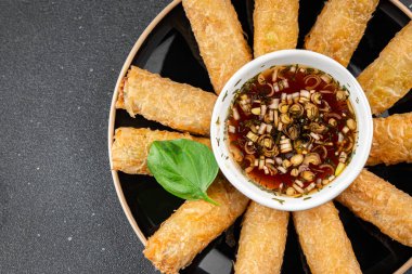 Nem, Vietnam sosu, kağıt rulo, gurme yemek arka planı, rustik yiyecekler, fotokopi alanı.