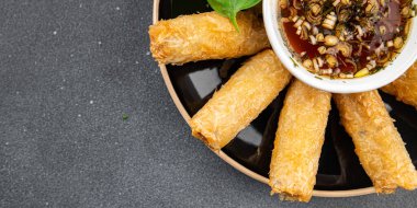 Nem, Vietnam sosu, kağıt rulo, gurme yemek arka planı, rustik yiyecekler, fotokopi alanı.