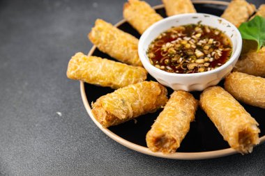 Nem, Vietnam sosu, kağıt rulo, gurme yemek arka planı, rustik yiyecekler, fotokopi alanı.
