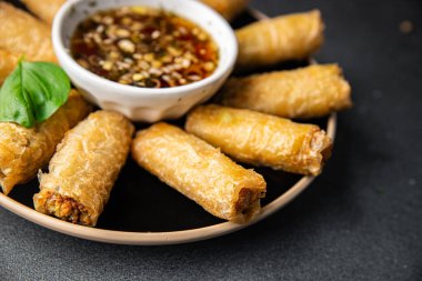 Nem, Vietnam sosu, kağıt rulo, gurme yemek arka planı, rustik yiyecekler, fotokopi alanı.