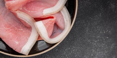 Jambon dilimler domuz eti lezzetli gurme yemek arkaplanı masa üzerinde rustik gıda üst görünüm kopyalama alanı