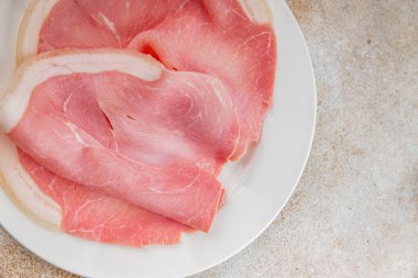 Jambon dilimler domuz eti lezzetli gurme yemek arkaplanı masa üzerinde rustik gıda üst görünüm kopyalama alanı