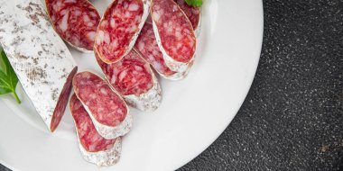 Etli sosis İspanyol lezzeti gurme yemek arka planı masa rustik gıda üst görünüm fotokopi alanı üzerinde