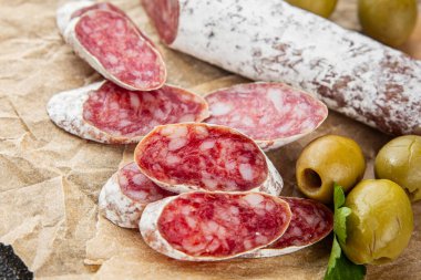 Etli sosis İspanyol lezzeti gurme yemek arka planı masa rustik gıda üst görünüm fotokopi alanı üzerinde