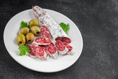 Etli sosis İspanyol lezzeti gurme yemek arka planı masa rustik gıda üst görünüm fotokopi alanı üzerinde