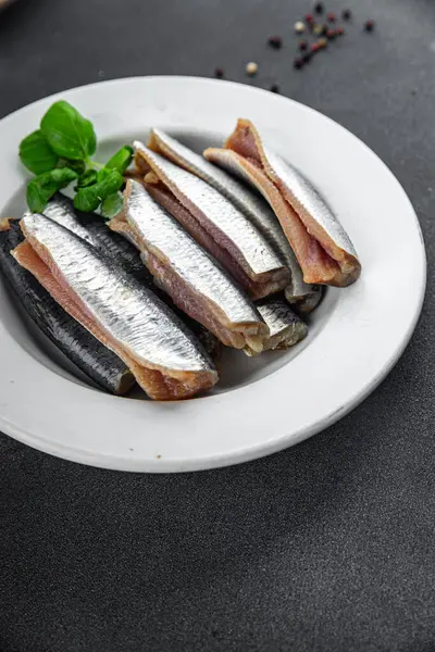 Sardalya balığı tuzlu gurme yemek arkaplanı rustik yemek üst görünüm kopyalama alanı