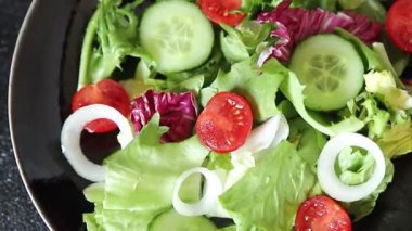 Sebze salatası, domates, salatalık, marul, yeşil yaprak marul, soğan iştah açıcı sebze, taze gurme yemek arka plan kırsal yemek fotokopi alanı keto ve paleo diyeti vejetaryen yemeği.