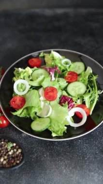 Sebze salatası, domates, salatalık, marul, yeşil yaprak marul, soğan iştah açıcı sebze, taze gurme yemek arka plan kırsal yemek fotokopi alanı keto ve paleo diyeti vejetaryen yemeği.