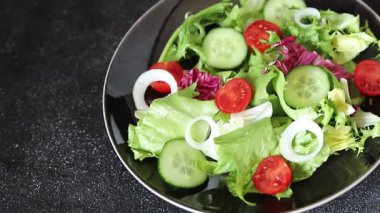 Sebze salatası, domates, salatalık, marul, yeşil yaprak marul, soğan iştah açıcı sebze, taze gurme yemek arka plan kırsal yemek fotokopi alanı keto ve paleo diyeti vejetaryen yemeği.