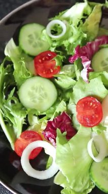 Sebze salatası, domates, salatalık, marul, yeşil yaprak marul, soğan iştah açıcı sebze, taze gurme yemek arka plan kırsal yemek fotokopi alanı keto ve paleo diyeti vejetaryen yemeği.