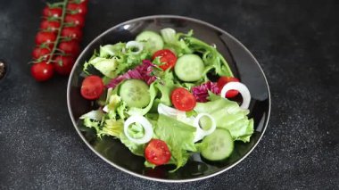 Sebze salatası, domates, salatalık, marul, yeşil yaprak marul, soğan iştah açıcı sebze, taze gurme yemek arka plan kırsal yemek fotokopi alanı keto ve paleo diyeti vejetaryen yemeği.