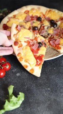 Pizza jambonu, mantar, zeytin, peynir aperatif sebze taze lezzetli gurme yemek arkaplanı masa rustik gıda üst görünümü fotokopi alanı