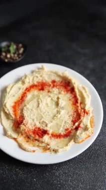 Humus nohutu sosu baharatlar iştah açıcı sebzeler taze lezzetli gurme vejetaryen ve vejetaryen yemek arka planı masa sade yemekler üst görünüm fotokopi alanı keto ve paleo diyeti