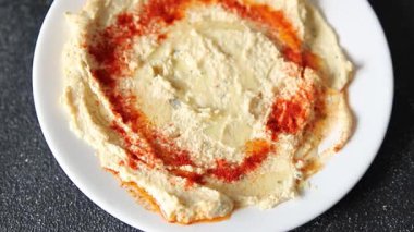 Humus nohutu sosu baharatlar iştah açıcı sebzeler taze lezzetli gurme vejetaryen ve vejetaryen yemek arka planı masa sade yemekler üst görünüm fotokopi alanı keto ve paleo diyeti
