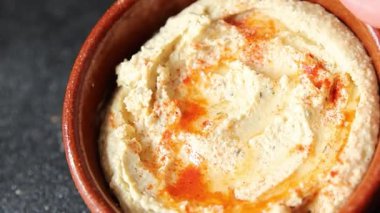 Humus nohutu sosu baharatlar iştah açıcı sebzeler taze lezzetli gurme vejetaryen ve vejetaryen yemek arka planı masa sade yemekler üst görünüm fotokopi alanı keto ve paleo diyeti