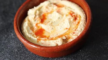 Humus nohutu sosu baharatlar iştah açıcı sebzeler taze lezzetli gurme vejetaryen ve vejetaryen yemek arka planı masa sade yemekler üst görünüm fotokopi alanı keto ve paleo diyeti