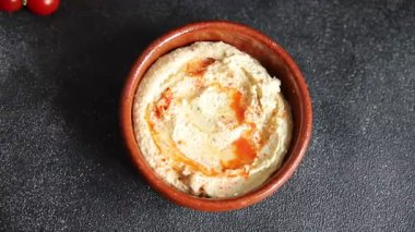 Humus nohutu sosu baharatlar iştah açıcı sebzeler taze lezzetli gurme vejetaryen ve vejetaryen yemek arka planı masa sade yemekler üst görünüm fotokopi alanı keto ve paleo diyeti