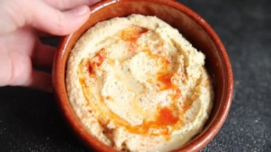 Humus nohutu sosu baharatlar iştah açıcı sebzeler taze lezzetli gurme vejetaryen ve vejetaryen yemek arka planı masa sade yemekler üst görünüm fotokopi alanı keto ve paleo diyeti