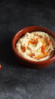 Humus nohutu sosu baharatlar iştah açıcı sebzeler taze lezzetli gurme vejetaryen ve vejetaryen yemek arka planı masa sade yemekler üst görünüm fotokopi alanı keto ve paleo diyeti