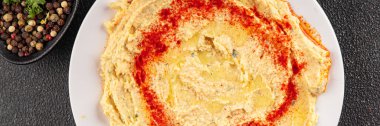 Humus nohutu sosu baharatlar iştah açıcı sebzeler taze lezzetli gurme vejetaryen ve vejetaryen yemek arka planı masa sade yemekler üst görünüm fotokopi alanı keto ve paleo diyeti