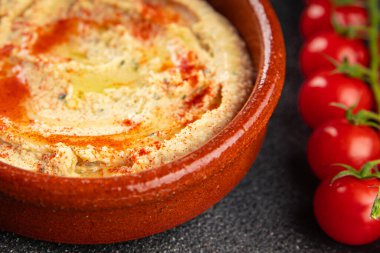 Humus nohutu sosu baharatlar iştah açıcı sebzeler taze lezzetli gurme vejetaryen ve vejetaryen yemek arka planı masa sade yemekler üst görünüm fotokopi alanı keto ve paleo diyeti