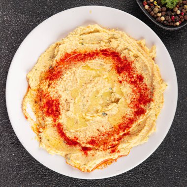 Humus nohutu sosu baharatlar iştah açıcı sebzeler taze lezzetli gurme vejetaryen ve vejetaryen yemek arka planı masa sade yemekler üst görünüm fotokopi alanı keto ve paleo diyeti