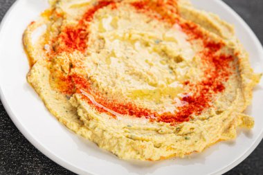 Humus nohutu sosu baharatlar iştah açıcı sebzeler taze lezzetli gurme vejetaryen ve vejetaryen yemek arka planı masa sade yemekler üst görünüm fotokopi alanı keto ve paleo diyeti