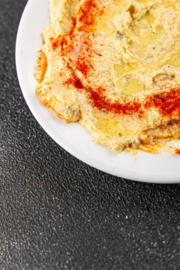 Humus nohutu sosu baharatlar iştah açıcı sebzeler taze lezzetli gurme vejetaryen ve vejetaryen yemek arka planı masa sade yemekler üst görünüm fotokopi alanı keto ve paleo diyeti