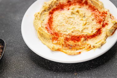 Humus nohutu sosu baharatlar iştah açıcı sebzeler taze lezzetli gurme vejetaryen ve vejetaryen yemek arka planı masa sade yemekler üst görünüm fotokopi alanı keto ve paleo diyeti